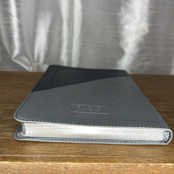 Holy Bible Common English Bible 2011 New Testament with Psalms Leather Softshell - Picture 6 of 13